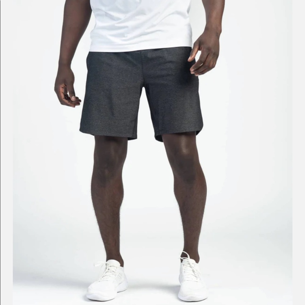 NWT Men’s RHONE Guru 7-inch Short in Gray with Full Liner - Sz Large